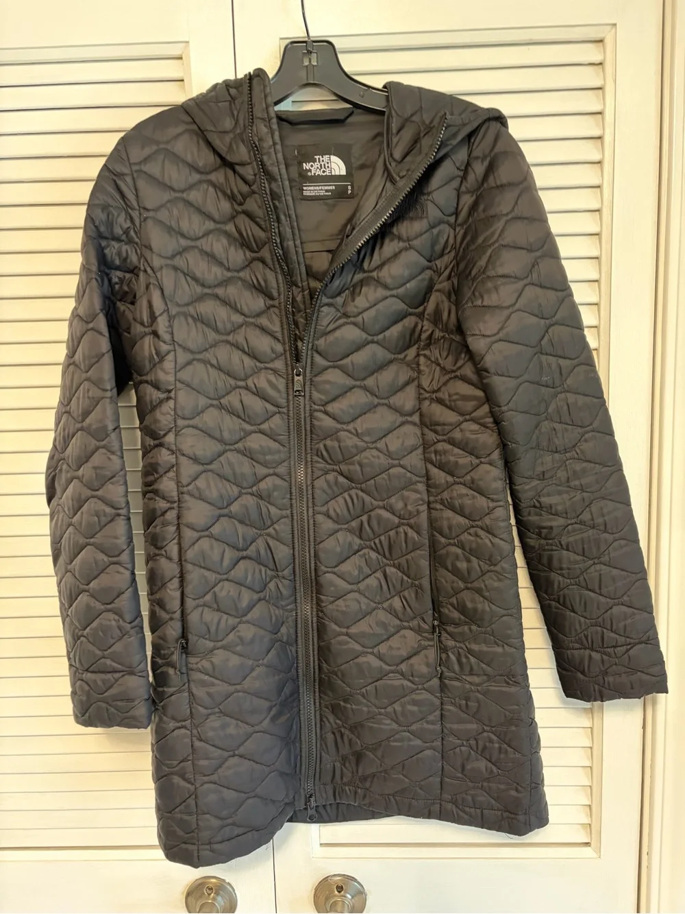 The North Face Women’s Black Quilted Hooded Puffer Coat - Picture 4 of 5